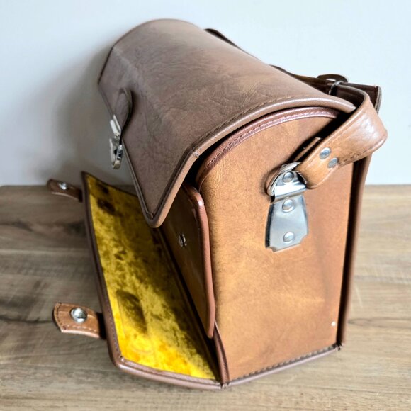 Vintage 1970s large camera bag  wih yellow velvet lining. - Picture 9 of 9